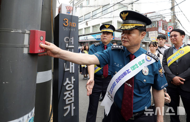 [서울=뉴시스] 홍효식 기자 = 박정보 서울경찰청장이 19일 서울 은평구 연신내 로데오거리에서 열린 '학교 안전 현장 점검의 날' 행사에서 학교 인근 방범 시설 및 위해 요소를 점검하고 있다. 2026.05.19. yesphoto@newsis.com