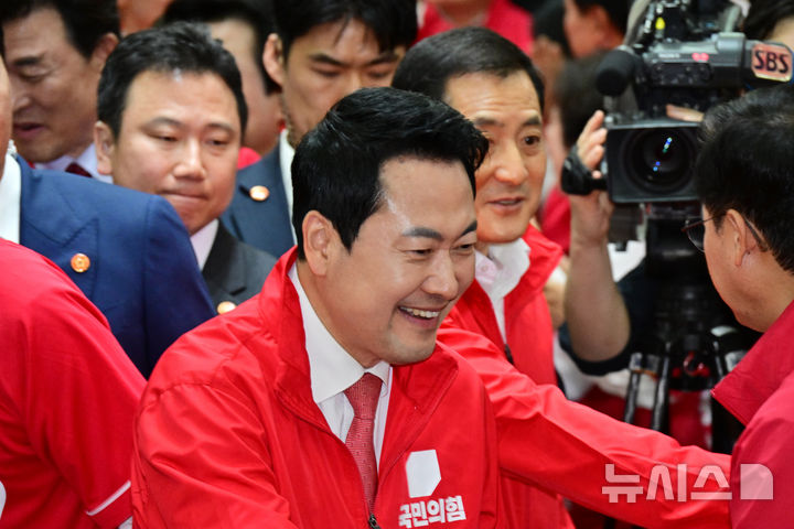 [창원=뉴시스] 차용현 기자 = 19일 오후 경남 창원시 소재 국민의힘 경남도당 사무실에서 열린 제9회 전국동시지방선거 경남선거대책위원회 발대식 및 필승결의대회에 국민의힘 장동혁 대표가 참석하고 있다. 2026.05.19. con@newsis.com