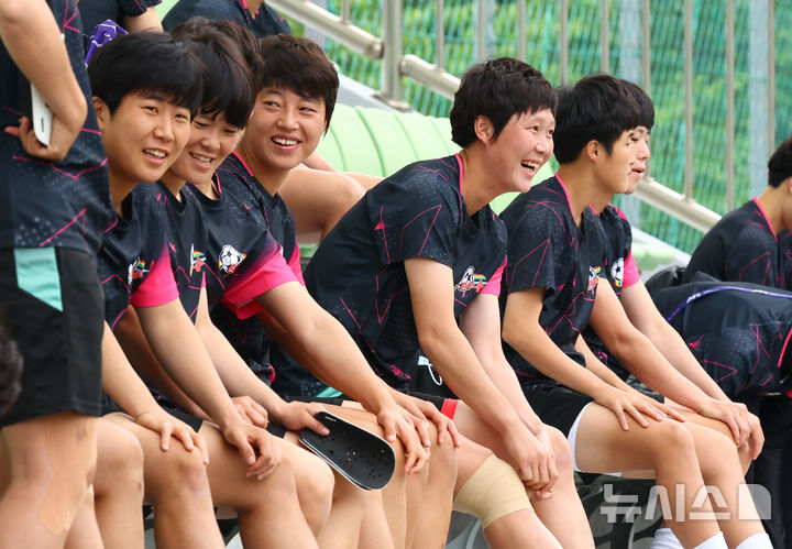 [수원=뉴시스] 황준선 기자 = 북한 내고향여자축구단 선수들이 19일 경기 수원시 수원월드컵경기장 연습경기장에서 훈련을 준비하고 있다. 내고향여자축구단은 오는 20일 수원종합운동장에서 수원FC위민과 2025~2026시즌 아시아축구연맹(AFC) 여자 챔피언스리그(AWCL) 4강전을 치른다. 2026.05.19. hwang@newsis.com