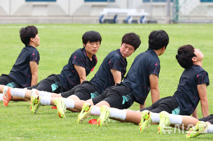 [수원=뉴시스] 황준선 기자 = 북한 내고향여자축구단 선수들이 19일 경기 수원시 수원월드컵경기장 연습경기장에서 훈련을 하고 있다. 내고향여자축구단은 오는 20일 수원종합운동장에서 수원FC위민과 2025~2026시즌 아시아축구연맹(AFC) 여자 챔피언스리그(AWCL) 4강전을 치른다. 2026.05.19. hwang@newsis.com
