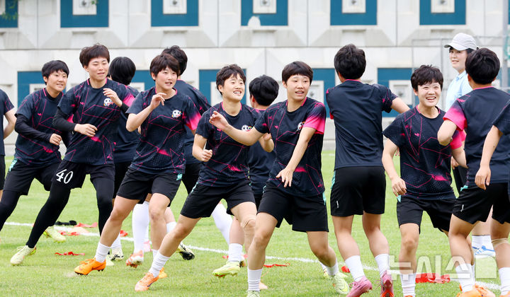 [수원=뉴시스] 황준선 기자 = 북한 내고향여자축구단 선수들이 19일 경기 수원시 수원월드컵경기장 연습경기장에서 훈련을 하고 있다.&nbsp; 내고향여자축구단은 오는 20일 수원종합운동장에서 수원FC위민과 2025~2026시즌 아시아축구연맹(AFC) 여자 챔피언스리그(AWCL) 4강전을 치른다. 2026.05.19. hwang@newsis.com