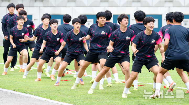 [수원=뉴시스] 황준선 기자 = 북한 내고향여자축구단 선수들이 19일 경기 수원시 수원월드컵경기장 연습경기장에서 훈련을 하고 있다.&nbsp; 내고향여자축구단은 오는 20일 수원종합운동장에서 수원FC위민과 2025~2026시즌 아시아축구연맹(AFC) 여자 챔피언스리그(AWCL) 4강전을 치른다. 2026.05.19. hwang@newsis.com