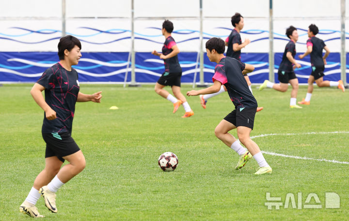[수원=뉴시스] 황준선 기자 = 북한 내고향여자축구단 선수들이 19일 경기 수원시 수원월드컵경기장 연습경기장에서 훈련을 하고 있다. 내고향여자축구단은 오는 20일 수원종합운동장에서 수원FC위민과 2025~2026시즌 아시아축구연맹(AFC) 여자 챔피언스리그(AWCL) 4강전을 치른다. 2026.05.19. hwang@newsis.com