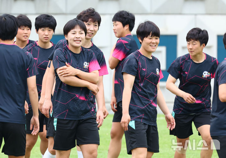 [수원=뉴시스] 황준선 기자 = 북한 내고향여자축구단 선수들이 19일 경기 수원시 수원월드컵경기장 연습경기장에서 훈련을 하고 있다. 내고향여자축구단은 오는 20일 수원종합운동장에서 수원FC위민과 2025~2026시즌 아시아축구연맹(AFC) 여자 챔피언스리그(AWCL) 4강전을 치른다. 2026.05.19. hwang@newsis.com