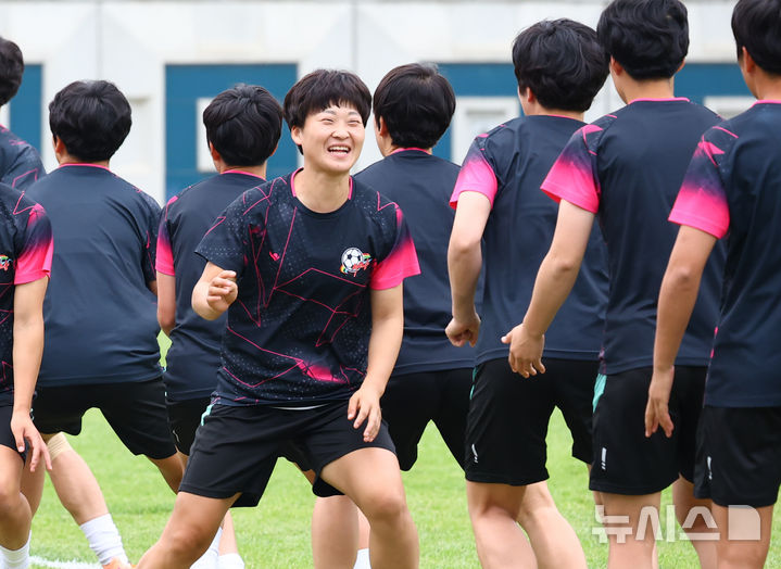 [수원=뉴시스] 황준선 기자 = 북한 내고향여자축구단 김경영이 19일 경기 수원시 수원월드컵경기장 연습경기장에서 훈련을 하고 있다. 내고향여자축구단은 오는 20일 수원종합운동장에서 수원FC위민과 2025~2026시즌 아시아축구연맹(AFC) 여자 챔피언스리그(AWCL) 4강전을 치른다. 2026.05.19. hwang@newsis.com