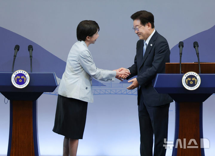 [안동=뉴시스] 최동준 기자 = 이재명 대통령과 다카이치 사나에 일본 총리가 19일 경북 안동시 한 호텔에서 한일 공동언론발표를 마치고 악수하고 있다. 2026.05.19. photocdj@newsis.com