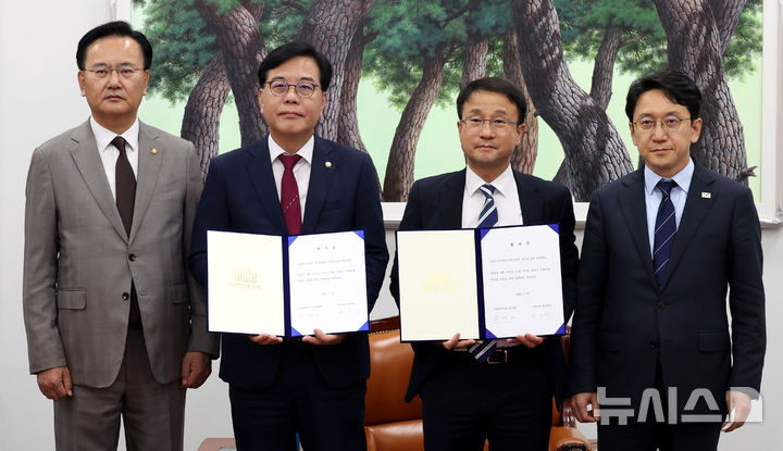 [서울=뉴시스] 조성봉 기자 = 한병도 더불어민주당 원내대표와 송언석 국민의힘 원내대표가 19일 오후 서울 여의도 국회 운영위원장실에서 다음달 5일 후반기 국회의장, 부의장 선출을 위한 본회의 개최 합의문을 들고 기념촬영을 하고 있다. 왼쪽부터 유상범 국민의힘 원내운영수석부대표, 송 원내대표, 한 원내대표, 천준호 더불어민주당 원내운영수석부대표. 2026.05.19. suncho21@newsis.com