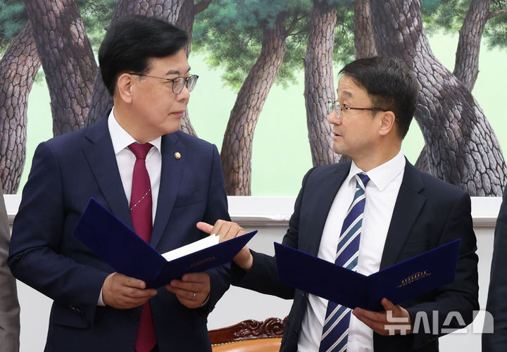 [서울=뉴시스] 조성봉 기자 = 한병도 더불어민주당 원내대표와 송언석 국민의힘 원내대표가 19일 오후 서울 여의도 국회 운영위원장실에서 다음달 5일 후반기 국회의장, 부의장 선출을 위한 본회의 개최 합의문을 발표하기 전 대화를 하고 있다. 2026.05.19. suncho21@newsis.com