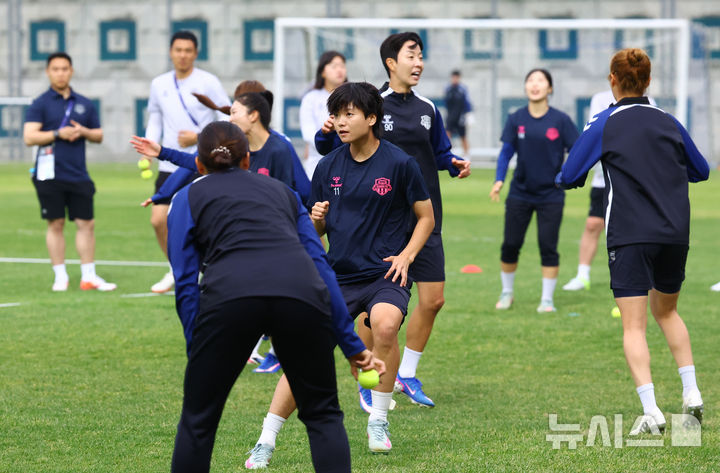 [수원=뉴시스] 황준선 기자 = 수원FC위민 선수들이 19일 경기 수원시 수원월드컵경기장 연습경기장에서 훈련을 하고 있다. 수원FC위민은 오는 20일 수원종합운동장에서 북한 내고향여자축구단과 2025~2026시즌 아시아축구연맹(AFC) 여자 챔피언스리그(AWCL) 4강전을 치른다. 2026.05.19. hwang@newsis.com