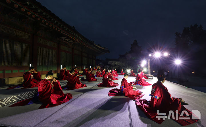 [서울=뉴시스] 조성우 기자 = 19일 서울 종로구 경복궁 수정전 앞 특설무대에서 야간 상설공연 '소리의 씨앗' 개막을 앞두고 열린 마지막 리허설에서 여민락 공연이 펼쳐지고 있다. 2026.05.19. xconfind@newsis.com