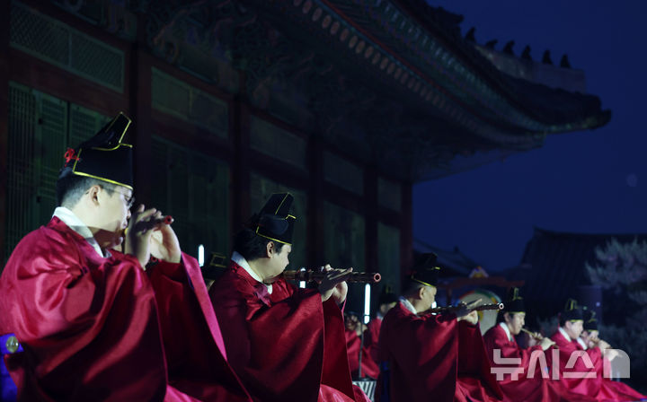 [서울=뉴시스] 조성우 기자 = 19일 서울 종로구 경복궁 수정전 앞 특설무대에서 야간 상설공연 '소리의 씨앗' 개막을 앞두고 열린 마지막 리허설에서 여민락 공연이 펼쳐지고 있다. 2026.05.19. xconfind@newsis.com