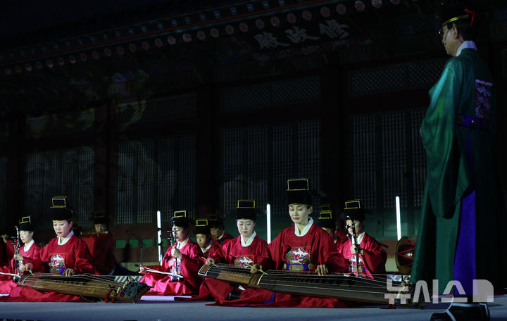 [서울=뉴시스] 조성우 기자 = 19일 서울 종로구 경복궁 수정전 앞 특설무대에서 야간 상설공연 '소리의 씨앗' 개막을 앞두고 열린 마지막 리허설에서 여민락 공연이 펼쳐지고 있다. 2026.05.19. xconfind@newsis.com