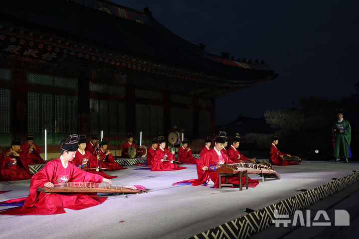 [서울=뉴시스] 조성우 기자 = 19일 서울 종로구 경복궁 수정전 앞 특설무대에서 야간 상설공연 '소리의 씨앗' 개막을 앞두고 열린 마지막 리허설에서 여민락 공연이 펼쳐지고 있다. 2026.05.19. xconfind@newsis.com
