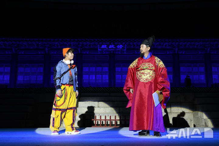 [서울=뉴시스] 조성우 기자 = 19일 서울 종로구 경복궁 수정전 앞 특설무대에서 야간 상설공연 '소리의 씨앗' 개막을 앞두고 열린 마지막 리허설에서 공연이 펼쳐지고 있다. 2026.05.19. xconfind@newsis.com