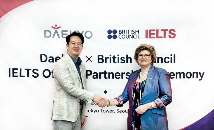 [서울=뉴시스] 지난 19일 서울 관악구에 위치한 대교타워에서 진행된 대교-영국문화원 IELTS 공식 파트너 협력 체결식에서 강호준(왼쪽) 대교 대표이사와 사라 데브롤 주한영국문화원장이 기념사진을 촬영하고 있다. (사진=대교 제공) 2026.05.20. photo@newsis.com *재판매 및 DB 금지