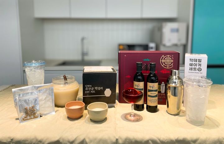 CU가 자신의 취향에 따라 막걸리와 칵테일을 직접 제조할 수 있는 DIY(Do It Yourself) 전통주 상품 2종을 최근 출시했다고 20일 밝혔다. *재판매 및 DB 금지