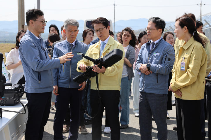 [세종=뉴시스]최원호 원자력안전위원회 위원장은 지난 19일 울산 울주군 새울원자력본부를 방문해 휴대용 재머를 살펴보고 있다.(사진=원안위 제공) *재판매 및 DB 금지