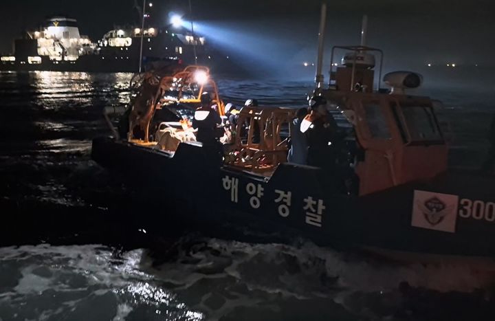 [부산=뉴시스] 19일 오후 부산 앞바다 조업 어선에서 해상으로 추락한 외국인 선원이 해경에 의해 구조되고 있다. (사진=부산해경 제공) 2026.05.20. photo@newsis.com *재판매 및 DB 금지