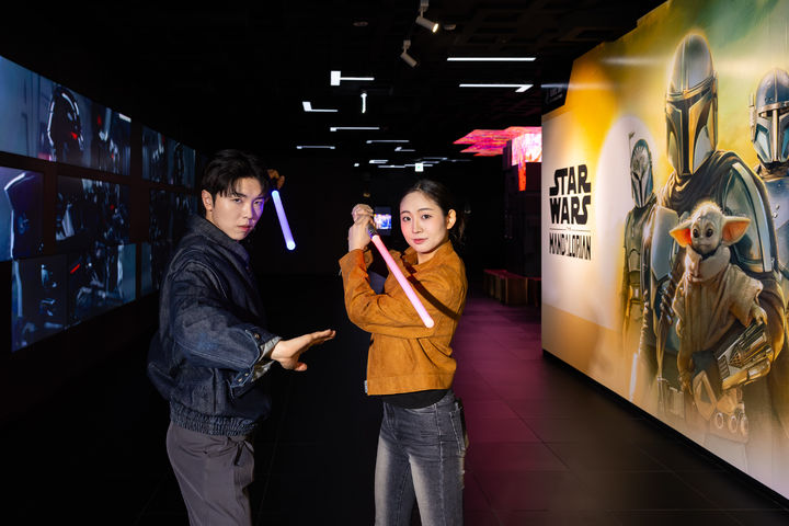 ‘만달로리안과 그로구’ 포토존 앞에서 사진을 촬영 중인 관람객들. (사진=서울스카이) *재판매 및 DB 금지