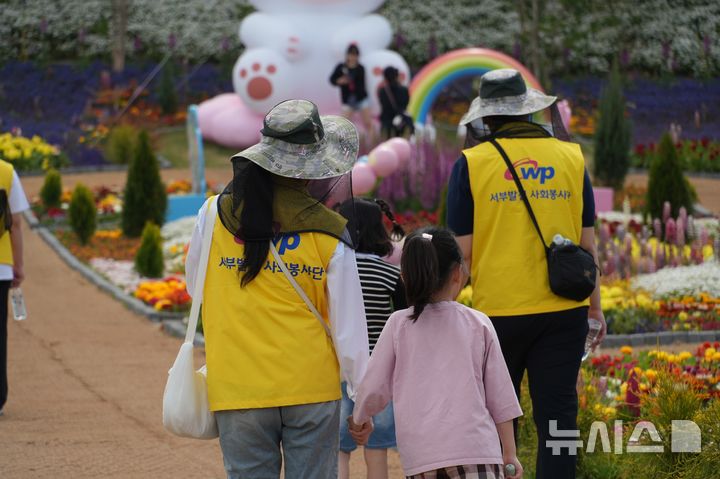 [세종=뉴시스]서부발전은 지난 19일 충남 태안 소재 공동생활가정(그룹홈)에 약 1000만원의 운영비를 지원하고 아동·청소년 대상 정서 교류 활동을 진행했다. 사진은 서부발전 임직원이 지역 공동생활가정 아동들과 태안국제원예치유박람회장을 찾은 모습.(사진=서부발전 제공)