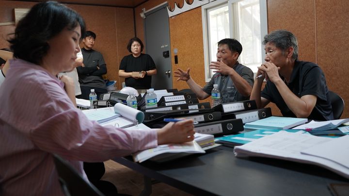 [서울=뉴시스] '찾아가는 국가유산수리 현장신문고' 의견 수렴 모습 (사진=국가유산청 제공) 2026.05.20. photo@newsis.com *재판매 및 DB 금지