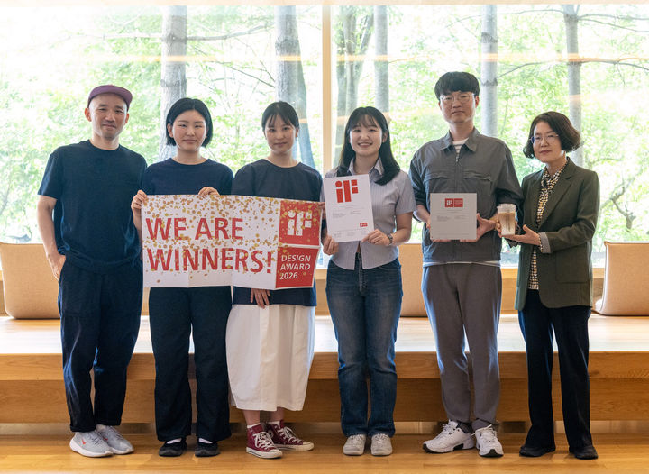 [울산=뉴시스] '캠퍼스 컵' 개발을 이끈 UNIST 이승호 교수와 한민주·박민주·신다영 학생, 울산시 자원순환과 장희성 주무관·신화자 팀장이 기념촬영을 하고 있다. (사진=UNIST 제공) 2026.05.20. photo@newsis.com *재판매 및 DB 금지