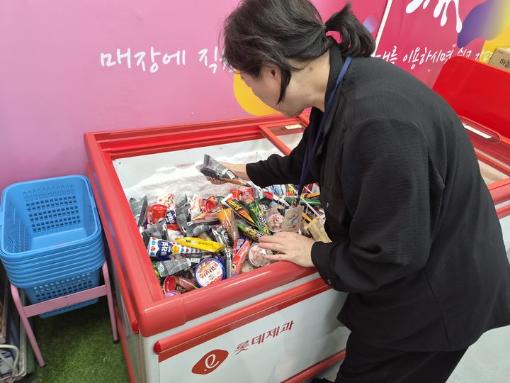 [서울=뉴시스]소비자식품위생감시원이 무인점포 상품의 소비기한을 점검하는 모습. (사진=서울시 제공) 2026.05.20. photo@newsis.com *재판매 및 DB 금지