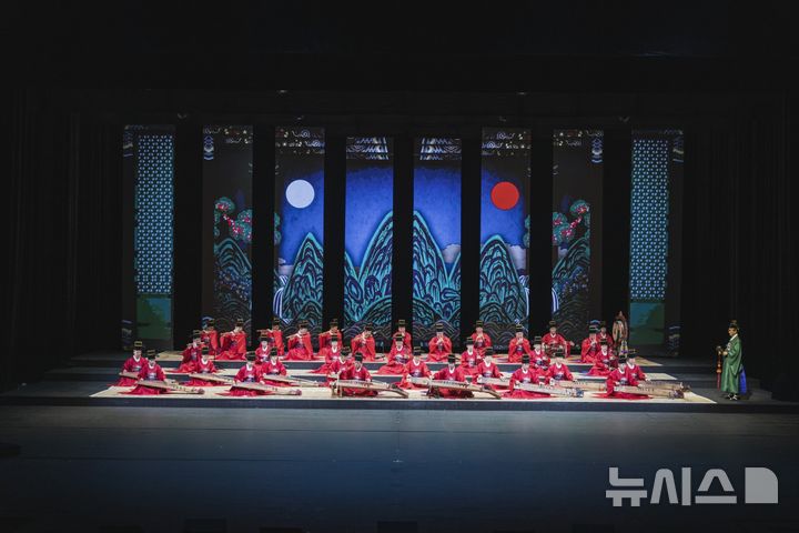[서울=뉴시스]국립국악원 단원들이 경복궁 야간 상설공연 '소리의 씨앗' 개막을 앞두고, 19일 오후 7시 30분 경복궁 수정전 앞에서 마지막 리허설중 여민락 공연을 펼치고 있다. (사진=국립국악원 제공)