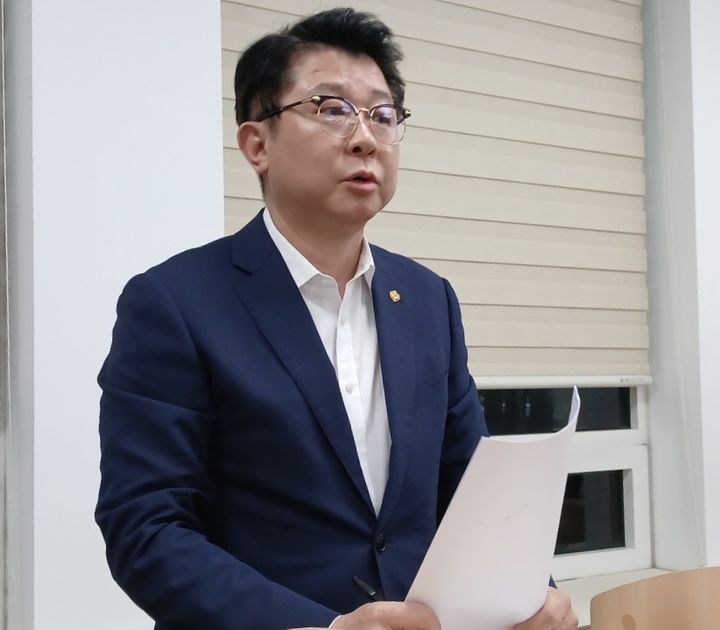 [대전=뉴시스] 조명휘 기자 = 김경태 대전사랑시민협의회 사무처장이 20일 오전 대전시의회 기자실에서 회견을 열고 이장우 국민의힘 대전시장 후보가 재임시절 협의회를 통해 대전한화생명볼파크 스카이박스를 2시즌 동안 무상 사용했다는 의혹에 대해 반박하고 있다. 2026.05.20. joemedia@newsis.com *재판매 및 DB 금지