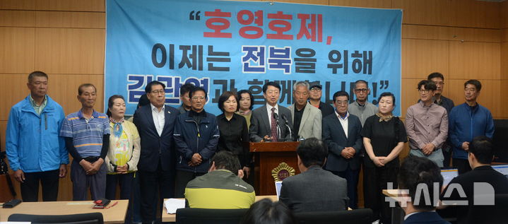 `[전주=뉴시스] 김얼 기자 = 안호영 지지모임 호형호제 관계자들이 20일 전북 전주시 전북특별자치도의회 기자회견장에서 무소속 김관영 전북특별자치도지사 후보 지지선언 기자회견을 열고 회견문을 낭독하고 있다. 2026.05.20.