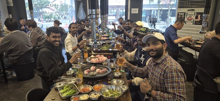 [울산=뉴시스] HD현대중공업에서 근무하는 외국인 근로자들이 지난 19일 오후 퇴근 후 울산 동구의 한 식당에서 함께 식사를 하고 있다. (사진=HD현대중공업 제공) 2026.05.20. photo@newsis.com *재판매 및 DB 금지