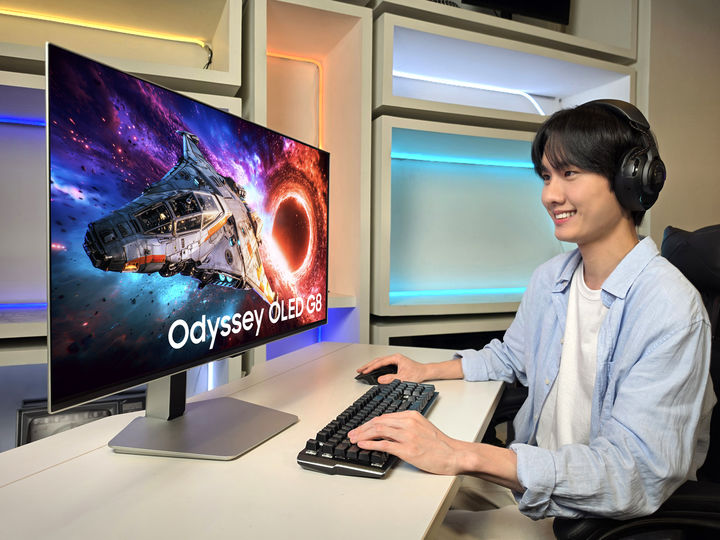 [서울=뉴시스] 삼성전자 모델이 4K OLED 모델 '오디세이 OLED G8(G80SH)'을 체험하고 있다. (사진=삼성전자 제공) 2026.05.20. photo@newsis.com *재판매 및 DB 금지