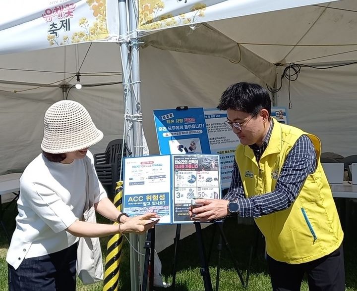 지난 8일 열린 구리유채꽃축제 현장에서 한국도로공사 서울경기본부 관계자가 나들이객들에게 졸음운전 예방 지침을 설명하고 있다. (사진=한국도로공사 서울경기본부 제공) photo@newsis.com *재판매 및 DB 금지