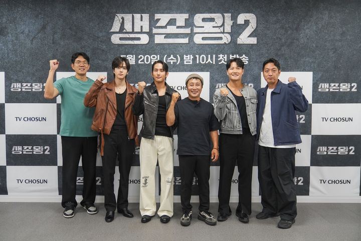 [서울=뉴시스] 20일 서울 금천구 TV조선 가산스튜디오에서 열린 '생존왕2' 기자간담회에서 김종국, 김병만, 육준서, 더보이즈 영훈과 제작진이 포즈를 취하고 있다. (사진=TV조선 제공) 2026.05.20. photo@newsis.com *재판매 및 DB 금지