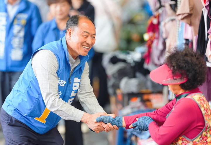 [임실=뉴시스] 6·3지방선거 임실군수선거에 출마하는 민주당 한득수 후보가 전통시장 상인들과 인사하고 있다. *재판매 및 DB 금지
