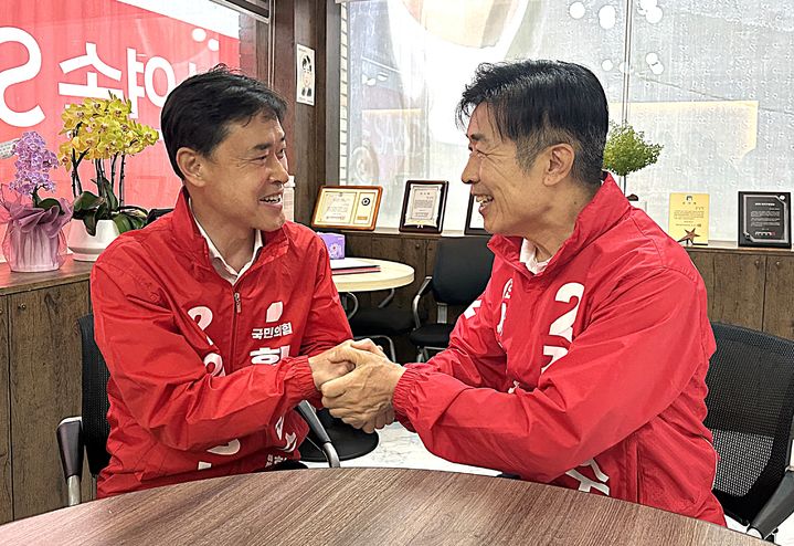 [횡성=뉴시스] 이덕화 기자 = 국민의힘 임광식 횡성군수 예비후보가 20일 지역 발전을 위한 공감대를 형성하고 '도농 상생형 파크골프장' 공동 조성 방안을 논의하고 있다. 2026.05.20. wonder8768@newsis.com *재판매 및 DB 금지
