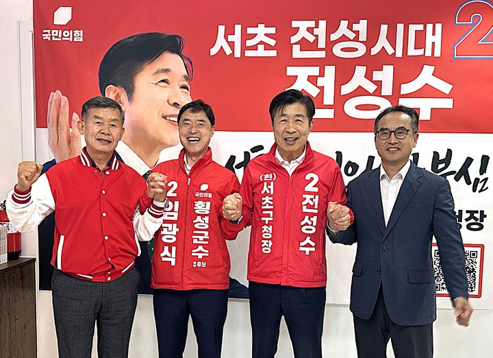 [횡성=뉴시스] 이덕화 기자 = 국민의힘 임광식 횡성군수 예비후보가 20일 지역 발전을 위한 공감대를 형성하고 '도농 상생형 파크골프장' 공동 조성 방안을 논의하고 있다. 2026.05.20. wonder8768@newsis.com *재판매 및 DB 금지