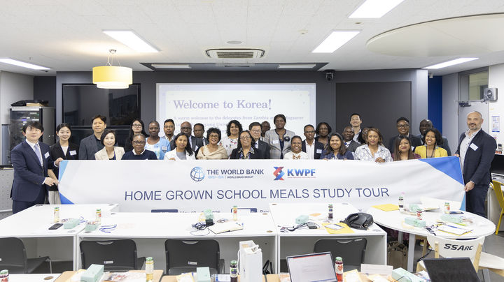 [서울=뉴시스] 지난 18일 상명대 서울캠퍼스에서 진행된 'WBG 학교급식 방한연수' 간담회 참가자들이 기념 사진을 촬영하고 있다. (사진=상명대 제공) 2026.05.20. photo@newsis.com *재판매 및 DB 금지