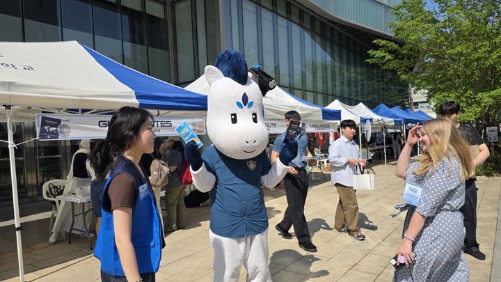 [서울=뉴시스] 지난 14일 명지대는 인문캠퍼스에서 대학가 마약류 확산 방지와 예방 인식 제고를 위한 캠페인을 진행했다. (사진=명지대 제공) 2026.05.20. photo@newsis.com *재판매 및 DB 금지