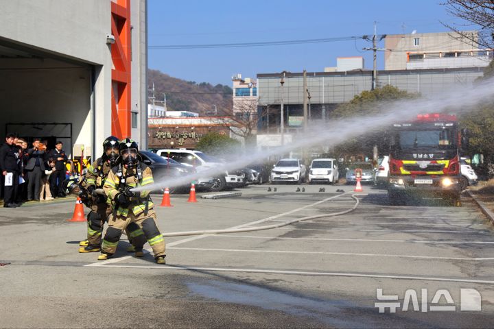 [통영=뉴시스] 신정철 기자= 통영소방서는 어린이들의 안전의식 함양과 생활 속 안전문화를 확산을 위해 개최되는 ‘제26회 불조심 어린이 마당’ 예선 참가 학급을 모집한다고 20일 밝혔다.사진은 통영소방서 기술경연대회 시연회 모습.(사진=뉴시스DB).2026.05.20. sin@newsis.com
