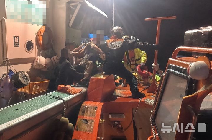 [제주=뉴시스] 19일 오후 제주 서귀포시 해상에서 뇌졸중 의심 증세를 보인 선원이 해경에 의해 이송되고 있다. (사진=서귀포해양경찰서 제공) 2026.05.20. photo@newsis.com