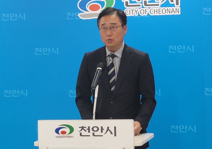 [천안=뉴시스] 최영민 기자=김선대 더불어민주당 박수현 충남도지사 후보 선대위 대변인이 20일 천안시청 브리핑실에서 공약발표를 하고 있다. 2026.05.20 ymchoi@newsis.com *재판매 및 DB 금지