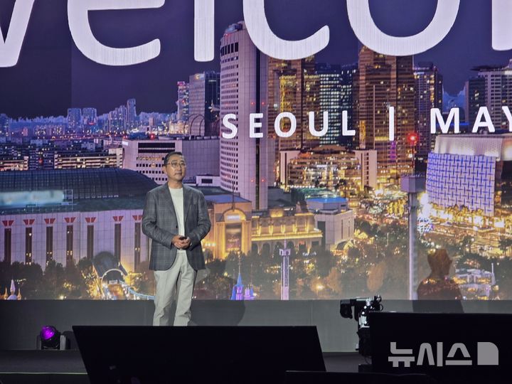 [서울=뉴시스]오동현 기자 = 함기호 아마존웹서비스(AWS) 코리아 대표가 20일 서울 코엑스에서 열린 'AWS 서밋 서울 2026'의 기조연설을 진행했다. 2026. 05. 20. odong85@newsis.com