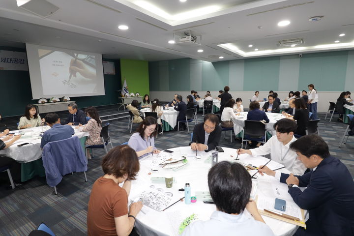 [울산=뉴시스] 울산시교육청 직원들이 20일 외솔회의실에서 열린 세대공감 청렴 행사에 참석해 청렴 부채를 만들고 있다. (사진=울산시교육청 제공) 2026.05.20. photo@newsis.com *재판매 및 DB 금지