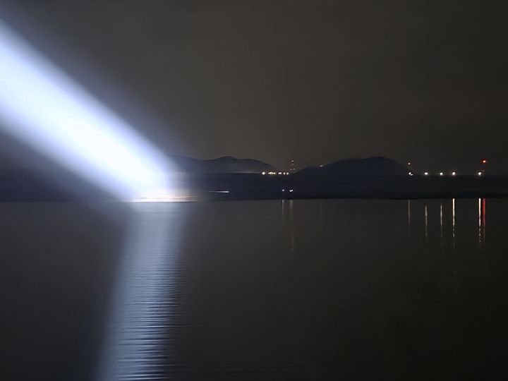 [당진=뉴시스] 20일 오전 12시32분께 충남 당진 도비도 인근 갯벌에서 길을 잃고 고립된 해루질객 2명을 구조하기 위해 해경이 서치라이트로 수색에 나서고 있다. (사진=평택해양경찰서 제공) 2026.05.20. photo@newsis.com *재판매 및 DB 금지