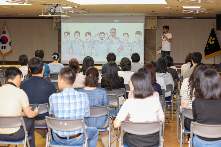 [대구=뉴시스] 대구 중구는 지난 19일 구청 대강당에서 전 직원과 중구 청년 커뮤니티 관계자 등을 대상으로 '제반드로' 제우준 작가 초청 홍보 특강을 실시했다. (사진=대구 중구 제공) 2026.05.20. photo@newsis.com *재판매 및 DB 금지