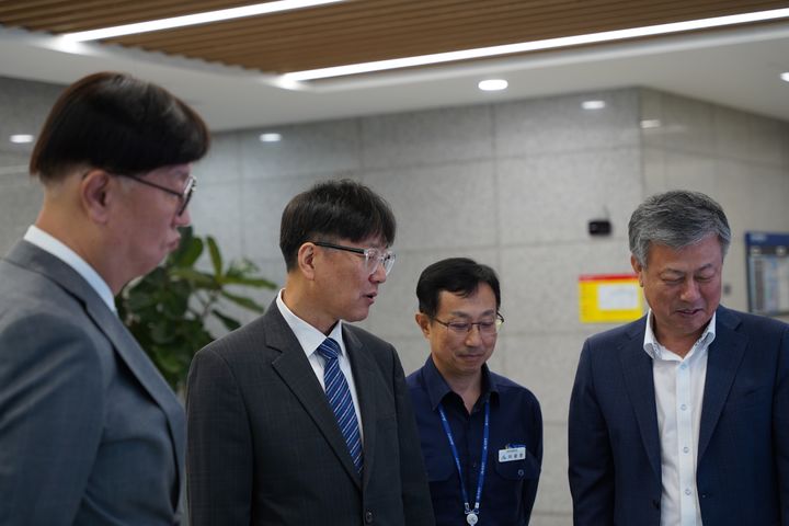 [대구=뉴시스] 이철훈 대구본부세관장(완쪽 두번째)이 20일 최근 중동 정세 불안에 따른 에너지 수급과 물류 변동성 확대 상황을 점검하기 위해 울산 석유 블렌딩 종합보세구역 현장을 방문했다. (사진=대구본부세관 제공) 2026.05.20. photo@newsis.com *재판매 및 DB 금지