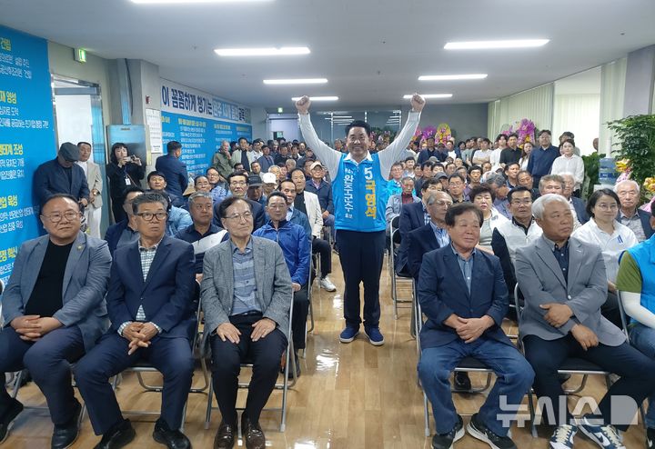 [완주=뉴시스] 무소속 국영석 후보가 지지자들 사이에서 손을 들며 화이팅을 다짐하고 있다. 2025.05.20 *재판매 및 DB 금지