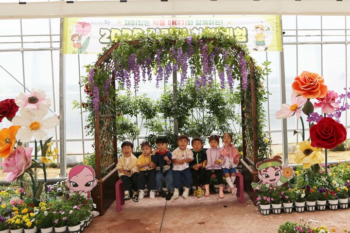 [함양=뉴시스] 경남 함양군 농업기술센터 어린이 화훼체험 교육 운영. (사진=함양군 제공) 2026.05.20. photo@newsis.com *재판매 및 DB 금지