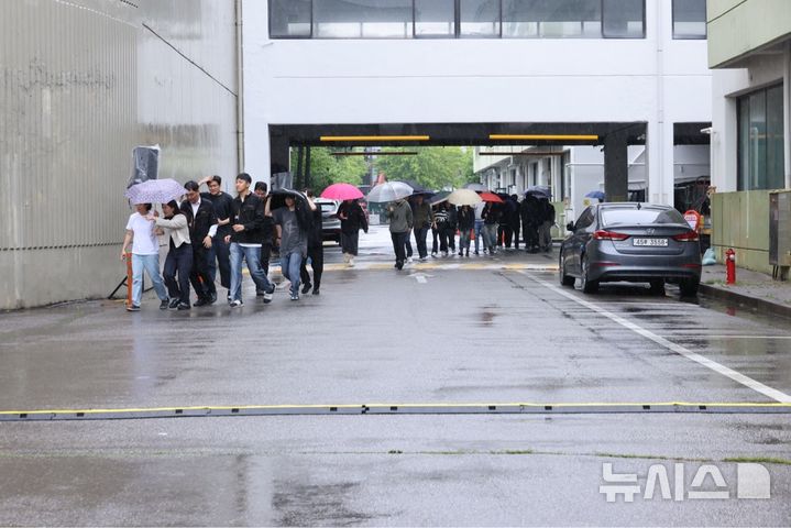 [세종=뉴시스]한국산업단지공단은 20일 인천남동국가산업단지 내 남동지식산업센터에서 극한호우에 대비한 '2026년 재난대응 안전한국훈련'을 실시했다.(사진=산단공 제공)